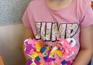 dziewczynka pokazuje motyla