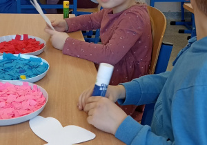 dzieci wyklejają motyla