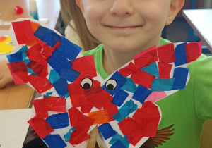 dzieci pokazują motyla