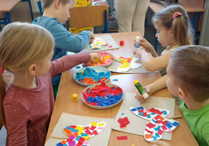 dzieci wyklejają motyla