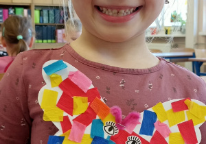 dzieci pokazują motyla