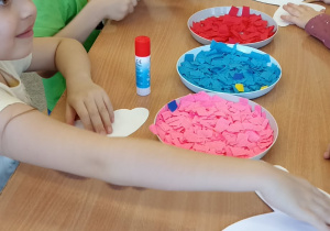 dzieci wyklejają motyla