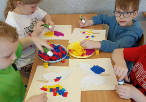 dzieci wyklejają motyla