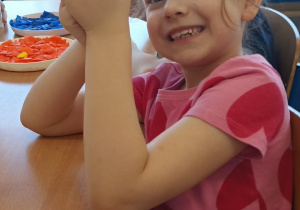 dzieci pokazują motyla