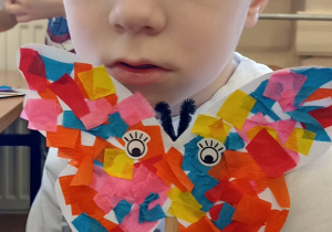 dzieci pokazują motyla