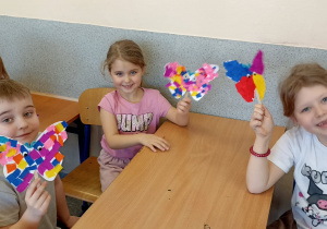 dzieci pokazują motyla