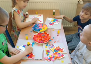 dzieci wyklejają motyla