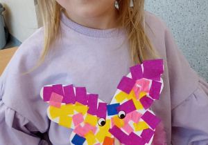 dziewczynka pokazuje motyla