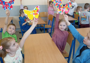 dzieci pokazują motyla