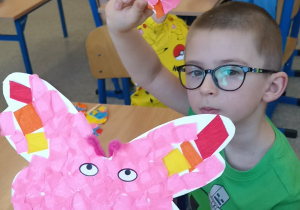 dzieci pokazują motyla