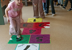 dzieci grają w klasy