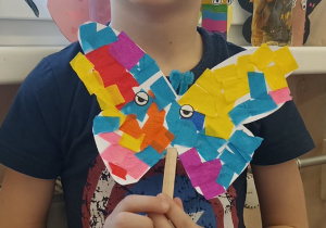 dzieci pokazują motyla