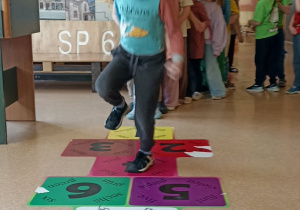 dzieci grają w klasy