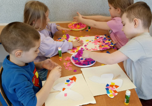 dzieci wyklejają motyla