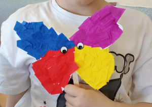 dzieci pokazują motyla