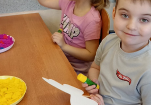 dzieci wyklejają motyla