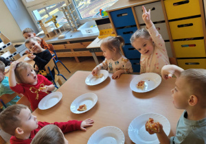 Dzieci przygotowują pizzę