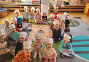 Dzieci przygotowują pizzę