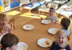 Dzieci przygotowują pizzę