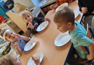 Dzieci przygotowują pizzę