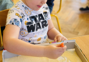 Przedszkolaki bawią się w paleontologów