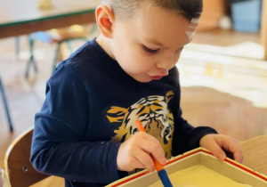 Przedszkolaki bawią się w paleontologów