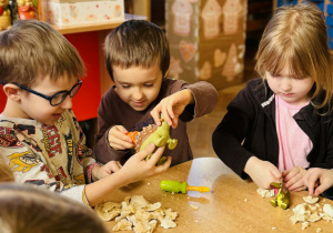 Przedszkolaki bawią się w paleontologów