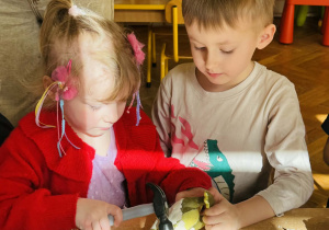 Przedszkolaki bawią się w paleontologów