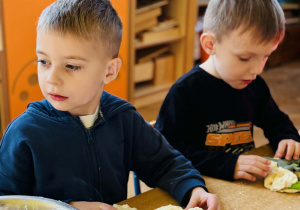 Przedszkolaki bawią się w paleontologów