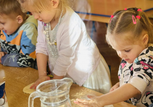 Przedszkolaki bawią się w paleontologów