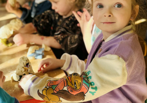 Przedszkolaki bawią się w paleontologów