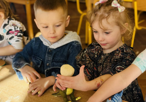 Przedszkolaki bawią się w paleontologów