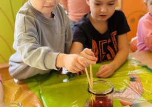 Przedszkolaki bawią się w paleontologów