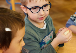 Przedszkolaki bawią się w paleontologów