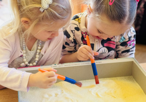 Przedszkolaki bawią się w paleontologów