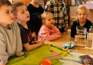 Przedszkolaki bawią się w paleontologów