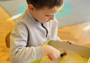 Przedszkolaki bawią się w paleontologów