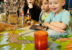 Przedszkolaki bawią się w paleontologów -doświadczenia