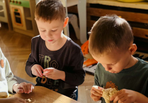 Przedszkolaki bawią się w paleontologów