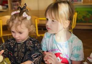 Przedszkolaki bawią się w paleontologów