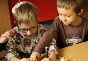 Przedszkolaki bawią się w paleontologów