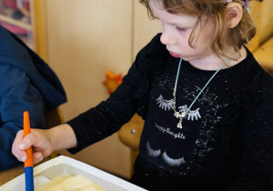 Przedszkolaki bawią się w paleontologów