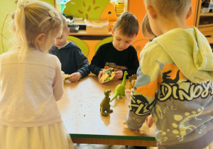 Przedszkolaki bawią się w paleontologów