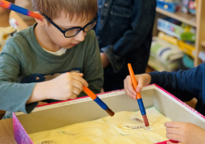 Przedszkolaki bawią się w paleontologów