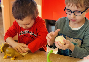 Przedszkolaki bawią się w paleontologów