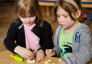 Przedszkolaki bawią się w paleontologów