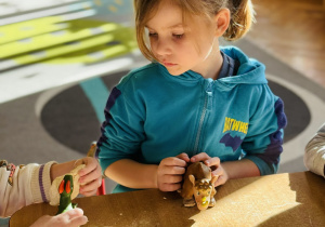 Przedszkolaki bawią się w paleontologów