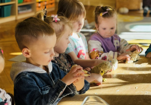 Przedszkolaki bawią się w paleontologów