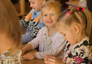 Przedszkolaki bawią się w paleontologów