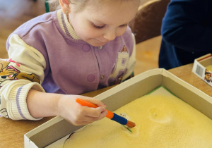 Przedszkolaki bawią się w paleontologów